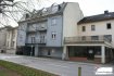Bureau Location à Echternach - 1 450 € IMMO EXCELLENCE vous propose ce joli local commercial d'une surface de 101 m2 se composant d'une grande pièce de 66,50m2, de deux bureaux supplémentaires, d'une cuisine équipée, d'un W.C. séparé, d'un patio ainsi que d'une pièce pour stocker du matériel, marchandises et autres. Le local s'adapte idéalement pour un cabinet médical ou d'avocat ou toute autre profession libérale. Le local se situe front-rue et dispose de grandes baies vitrées ainsi que d'une très bonne visibilité. Nombreux parkings à 30 mètres. Bail sur 3,6,9 ans.Ref agence :3426699