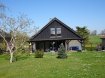 Maison individuelle Vente 2 chambres à Contern - 1 200 000 € Maison individuelle sur un grand terrain ensoleillé dans un cadre calme
La maison a été construite en 1983. Au niveau de vie, il y a un grand salon/salle à manger avec cuisine ouverte et accès à la grande terrasse et au beau terrain (côté sud), 2 chambres, une salle de bain avec douche et un toilette pour invités. Un escalier mène au grenier, qui a été préparé pour l'aménagement depuis quelques années. On y trouve une grande pièce de 60 m² avec des fenêtres sur la façade avant et des portes-fenêtres donnant sur le jardin arrière. Une salle de bain a également été installée. Il est possible d'y aménager encore d'autres chambres et une salle de loisirs. La maison est entièrement sous-solée. Il y a un grand garage double, une cave avec chaudière au gaz, une buanderie et un grand espace de rangement avec 2 fenêtres.
Le grand terrain (16 ares) est clôturé et a un accès par un chemin derrière le pré.
Contern fait partie des communes les plus prisées autour de la ville de Luxembourg. D'ici, la ville, le Kirchberg avec ses institutions internationales et l'aéroport sont facilement accessibles. Le village est entouré de forêts et offre une nature pure pour tous les sportifs et les amoureux des animaux. Les transports en commun sont excellents avec bus, voiture et gare. À proximité, il y a des écoles et tous les commerces. Une oasis paisible à deux pas du centre de Luxembourg.