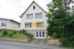 Maison individuelle Vente 3 chambres à Noertzange - 645 000 € -- FR --SOUS COMPROMISBelle maison libre des 4 côtés située sur un terrain de 4a22 exposé plein SUD, dans le village de Noertzange. (Commune de Bettembourg)La maison dispose de :Sous-sol : Cave, chaufferie et garageRez-de-chaussée : Hall d'entrée, grand living/salle à manger, cuisine avec accès au jardin, 1 WC séparé et terrasse.Etage 1 : Palier, 3 chambres à coucher et 1 salle de bain +WCGrenier : Aménageable. Dalles en béton.Travaux de rénovations à prévoir.Noertzange est un village calme appartenant à la Commune de Bettembourg, disposant un accès facile au réseau autoroutier, transports publics (bus et train), centres commerciales et se trouvant qu'à 20 minutes de la Ville de Luxembourg. Ref agence :56