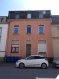 Appartement Vente 1 chambre à Differdange - 285 000 € Das Appartement liegt im ersten Stock einer Residenz von ca 1900 -gelegen in einer ruhigen Seitenstrasse in Differdange.
Es besteht aus einem grossen Wohn/Esszimmer mit Kamin ( im Moment nicht in Betrieb), einer grossen Küche, die mit Theke zum Wohnzimmer geöffnet wurde, eine Abstell-Nische, ein grosses Badezimmer mit Dusche und einem Schlafzimmer. Hinter dem Haus ist eine Terrasse, die jeder der Hausbewohner nutzen kann. Im Keller gibt es einen Platz für die Waschmaschine/Trockner und 8m2 Abstellfläche. Fenster wurden 2017, Heizung und Warmwasserbereiter 2016 erneuert .
Das Appartement ist momentan vermietet und wird mit dem Mieter/ Mietvertrag verkauft.
Die