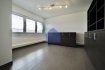 Local commercial Location à Bertrange - 1 500 € ***Danielle PALMYRE - 661 766 676 ***
immohub, votre partenaire dans l’immobilier à Bertrange vous propose un local commercial se prêtant pour toutes professions libérales et/ou bureaux, au premier étage d’une complexe commercial se trouvant proche de toutes commodités ainsi que des axes autoroutières et facilement accessible par train. Grand parking en commun pour les différents commerces.
Le bien se compose comme suit:
-Hall d’entrée 2,77 m2
-WC séparé 2,80 m2
-Bureau I 14,75 m2
-Bureau II 10,64 m2
-Bureau III 15,15 m2
Détails:
-Charges forfaitaires: 200 € / mois
-Jalousies orientables / double vitrage /chassis en PVC
-Chauffage au sol
-Garantie : 3 mois / Commission à la charge du locataire