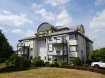 Das Angebot ist für den Mieter kommissionsfrei !!!

Modernes, möbiliertes Appartement ( 92m2 ) in der Seniorengalerie Moselpark in Perl, mit tollem Blick, direkt an der Luxemburger Grenze.

Die helle und grosszügige Wohnung befindet sich im 2. Stock einer sehr gepflegten und ruhigen Residenz. Durch die Eingangshalle betritt man ein Wohn/ Esszimmer, dass direkten Zugang zur sonnigen Terrasse bietet. Die Terrasse ( Süd-Ost ) hat einen tollen Blick über die Natur und Perl. Der Flur führt in den Schlaftrakt mit zwei schönen Schlafzimmern und einem grossen modernen Badezimmer, welches mit einer barrierefreien Dusche und einem WC ausgestattet ist. Die moderne und hochwertig ausgestattete Küche wird durch einen angrenzenden Vorratsraum ergänzt, in dem Waschmaschine und Trockner untergebracht werden können. Ein Gäste WC steht ebenfalls zur Verfügung. Im Untergeschoss liegt ein grosses privater Keller. Ein Stellplatz in der Tiefgarage kann für Euro 100 pro Monat angemietet werden.. Vorraussetzung : Rauchen ist nicht gestattet, Mindesteinkommen Euro 4.000,- netto im Monat, max.2 Personen.

Die Galerie Moselpark wurde in einer wunderschönen, ruhigen Parkanlage erbaut. In unmittelbarer Nähe gibt es ein grosses Schwimmbad sowie alle Einkaufsmöglichkeiten (Aldi, Rewe, Lidl etc.). Perl gehört zu den schönen Orten an der Mosel, mitten in den Weinbergen gelegen, mit vielen Wanderwegen und Sehenswürdigkeiten im Dreiländereck. Durch die angeschlossene Autobahn Luxembourg-Saarbrücken, sowie Bahnhof und Busse erreicht man alle Orte umgehend.