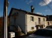 Maison mitoyenne Vente 2 chambres à Longuyon - 158 000 € Maison 3 façades (mitoyenne d'un côté sur l'avant en décalage, le voisin à un plain pied non surélevé, c'est comme si c'était une individuelle), environnement très calme
PLAIN-PIED surélevé de type 4, comprenant : Entrée, dégagement avec placard, w-c indépendant, SALLE de DOUCHE, CUISINE non-équipée, SALON ouvert sur SALLE à MANGER avec baie ouvrante sur balcon et cheminée, 2 CHAMBRES.
Elevée sur sous-sol complet :
Grand GARAGE pour 2 petites voitures en enfilade, porte sectionnelle, accès au jardin, atelier, cave, chaufferie-buanderie.
JARDIN à l'avant et à l'arrière avec remise en dur.
Toiture en bon état, double vitrage avec volets motorisés, chauffage fuel (cuve 3000l pleine) chaudière ancienne mais entretenue, chauffe-eau