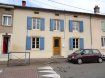 Maison Vente 3 chambres à Fameck - 214 225 € Maison avec jardin MORLANGE. Fameck- Morlange - 101 route de Ranguevaux.
Cette maison mitoyenne des 2 côtés sur terrain clos et arboré de 5.25 ares vous offrira 148 m² habitable.
Elle est composée au rez de chaussée d'un salon, une salle à manger, une cuisine avec accès terrasse , une salle de bains, un wc séparé, et une chaufferie. Caves.
A l'étage : 3 chambres (14.6 m², 19 m² et 17 m²) et 2 greniers sur dalle béton
Prévoir quelques travaux de rafraîchissement et cuisine
IMMO DM 03-82-57-31-87 dont 4.50 % honoraires TTC à la charge de l'acquéreur.