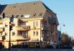 Bureau Location à Strassen - 700 € RE/MAX spécialiste de l'immobilier à Strassen vous propose à la location un BUREAU très bien situé sur la route d'Arlon à Strassen.
Au rez-de-chaussée d'un immeuble, Il convient parfaitement pour une profession libérale ou des bureaux:
+-13,8 m2 loyer 700'/mois charges comprises.
Sur un seul niveau au rez-de-chaussée, un grand hall (Salle d'attente), WC et lavabo. avec possibilités de parkings.
Nombreux commerces, restaurants et bureaux aux alentours.
Si besoin à convenir (moyennant un supplément) relève et suivi de courrier en cas d'absence et secrétariat électronique.
Ref agence :BUREAU