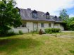 Maison Vente 4 chambres à Bourglinster - 1 380 000 € Schaus Immobilier vous propose à la vente cette villa dans un environnement idyllique. Implantée sur un terrain d’environ 29,52 ares, la demeure, construite vers 1989, présente de très beaux volumes. Elle se compose comme suit :
- Hall d’entrée
- Grande cuisine (+-21,50m2)
- Living et salle à manger (+-48m2) avec un accès à la terrasse et au jardin
- WC séparé avec fenêtre
- Quatre chambres
- Deux bureaux
- Une salle de bains et une salle de douche
Le bien est complété par :
- Une cave
- Un garage pour deux voitures avec fosse
- Un beau jardin naturel
Concernant les équipements de la maison :
- Chauffage au mazout
- Classe énergétique G-G
- Fenêtres en double vitrage
Quelques travaux de rafraîchissement sont à prévoir dans le bien. Un projet de rénovation complète a été élaboré par un architecte. Les plans d’architecte seront communiqués aux acquéreurs.
Nous sommes à votre entière disposition pour tout renseignement complémentaire et un rendez-vous de visite.
Les honoraires de négociation sont à la charge du vendeur.
Ref agence : VM0293