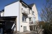 Maison Vente 4 chambres à Luxembourg-Gasperich - 1 199 000 € Texte français ci dessous.
Renoviertes Einfamilienhaus am Ende einer ruhigen Sackgasse mit grossem Garten.
Das Haus wurde 1936 erbaut und 1967 baulich erweitert. 1997 wurde es renoviert, wobei bis zum heutigen Tag weitere Verbesserungen installiert wurden. Im Erdgeschoss finden sich eine Gästetoilette, ein Wohnzimmer, ein Esszimmer, die neuwertige Einbauküche mit überdeckter, kleinen Veranda und Zugang zum Garten, sowie ein weiteres Zimmer nach hinten raus. Im 1.Stock gibt es 3 Schlafzimmer, wobei eines über einen Balkon verfügt, und ein Badezimmer mit Dusche. Im 2.Stock befinden sich ein weiteres Schlafzimmer/Büro und ein Abstellraum.
Das ganze Haus ist unterkellert. Hier finden sich mehrere Räumlichkeiten, z.B. eine Garage für ein kleineres Auto, eine Waschküche, ein Weinkeller, die Gasheizung ( Vaillant ), ein Atelier und der Ausgang zur Terrasse & Garten. Der Garten führt links am Haus vorbei nach hinten. Hier gibt es ein betoniertes Gartenhäusschen, einen kleinen Weiher und mehrere tolle Bäume. Die Terrasse hinter dem Haus ist mit einer Pergola massiv überdacht.
Das Dach des Hauses wurde 1999 komplett mit Schiefer erneuert, das Dach über dem Anbau aus Zink 2005. Die Deckenhöhe beläuft sich auf 3.00 m.
Das gesamte Haus befindet sich in einem guten Zustand.
Maison unifamiliale rénovée avec jardin au bout d’une rue en cul-de-sac très calme.
La maison a été construite en 1936 et agrandie en 1967.
En 1997 elle a été rénovée et d’autres améliorations ont été installées jusqu’à ce jour. Au rez-de-chaussée se trouvent un WC séparé, un salon, une salle à manger une cuisine équipée à l’état neuf avec petite véranda couverte, un accès au jardin, ainsi qu’une chambre supplémentaire à l’arrière.
Au 1er étage se situent 3 chambre à coucher, dont une avec balcon et une salle de bains avec douche. Au 2e étage se trouvent une chambre à coucher supplémentaire (ou bureau) et un débarras.
Dans la cave, se trouvent plusieurs pièces comme un garage pour une petite voiture, une buanderie, une cave à vin, la chaudière à gaz (Vaillant), un atelier et la sortie vers la terrasse et le jardin.
Le jardin passe le long du côté gauche de la maison à l’arrière. Ici on trouve un abri de jardin en béton, un petit étang et quelques arbres formidables. La terrasse postérieure est couverte par une pergola massive. La toiture a été rénovée en ardoises en 1999 et la toiture de l’annexe en zinc en 2005.
La hauteur des plafonds est de 3m. La maison entière se trouve dans un très bon état.
Das Gebäude liegt als letztes Haus in einer Sackgasse sehr ruhig und ist einseitig angebaut. Auf der anderen Seite grenzt das Grundstück an eine riesige Grünfläche/Felder. Der Garten ist nach Süden ausgerichtet.
Gasperich gehört zu den interessanten Wohngebieten der Stadt Luxemburg. Von hier ist man direkt am Bahnhof, auf den Autobahnen, unweit von allen Einkaufsmöglichkeiten ( Ban de Gasperich & Cactus Howald ) und mit exzellenten Verkehrsanbindungen zum öffentlichen Transport. Obwohl sehr zentral gelegen hat dieser teil von Luxemburg Stadt ein gemütliches dorf-ähnliches Flair.
L’immeuble, accosté d’un côté, se situe comme dernière maison au fond d’une ruelle en cul-de-sac très calme. De l’autre côté, le terrain longe une surface champêtre énorme. Le jardin est orienté plein sud. Gasperich appartient aux quartiers intéressants de la ville de Luxembourg. La gare, les autoroutes, les commerces (ban de Gasperich & Cactus Howald) ainsi que les relations excellentes par transport public sont à proximité immédiate. Bien que situé de façon centrale, ce quartier de la ville de Luxembourg a gardé un charme villageois.