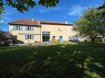 Corps de ferme Vente 3 chambres à Cattenom - 673 400 € CATTENOM : Corps de ferme réhabilité en 2003 se compose d'une maison d'environ 220m² habitable avec cave et écuries ainsi que d' une grange (d'environ 150m² au sol),le tout cadastrées sur 10.88 ares de terrain.
La maison comprend au rez-de-chaussée ; une entrée, dégagement, cuisine équipée ouverte sur séjour, salle à manger, salon avec cheminée, une chambre, une salle d'eau et un wc. Accessible par le rez-de-chaussée une cuisine d'été, cave et écuries)
A l'étage Trois chambres dont une avec un point d'eau et wc, bureau en mezzanine .
De même accessible une grange de 150 m² au sol offre un très grand espace de stockage ou d'aménagement selon vos besoins.
Le chauffage est obtenue par une pompe a chaleur
Le DPE est de classe B.
Situé dans un environnement calme avec des vues dégagées.
Idéal pour un projet de rénovation .
Les informations sur les risques auxquels ce bien est exposé sont disponibles sur le site Géorisques : georisques. gouv. fr.