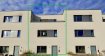 Maison mitoyenne Vente 5 chambres à Belvaux - 940 000 € SCHAUS IMMOBILIER vous propose à la vente, cette belle maison haut de gamme construite en 2009 d'une surface d'environ 200m2 avec un garage et un jardin.
Au rez-de-chaussée, l'entrée dans la maison se fait par un hall d'entrée lumineux équipé d'un vestiaire, s'ouvrant sur :
- Un grand salon/salle à manger traversant d'une surface d'environ 40m2 avec du carrelage moderne au format contemporain de la marque « Armani » au sol. Cette pièce se distingue par sa grande luminosité. La baie-vitrée donnant sur le jardin laisse entrer beaucoup de lumière naturelle.
Le salon/salle à manger est ouvert sur la cuisine.
- Une cuisine d'une surface d'environ 14m2 équipée et aménagée, très haut de gamme. En effet, les meubles ont été faits sur mesure par le marque italienne « EFFETI», le plan de travail est en pierre naturelle. Les appareils électroménagers sont de la marque « Siemens ».
Une unité centrale regroupe le four, le micro-ondes, le réfrigérateur et le congélateur.
À ce niveau se trouve également un WC séparé d'une surface d'environ 1,55m2.
Un escalier recouvert par du bois massif mène au premier étage sur un palier dont le sol est recouvert par le carrelage permet d'accéder à :
- Une grande et lumineuse salle de bains d'une surface d'environ 12m2, équipée d'une grande baignoire et disposant d'une fenêtre. Sur le sol et sur une partie des murs se trouve du carrelage moderne, choisi avec beaucoup de goût.
- Deux chambres d'une surface respective d'environ 17,50m2 et 21m2, très lumineuses. La plus grande chambre dispose de portes-fenêtres.
Un escalier en métal, dont les marches sont en bois massif, mène au second étage, où un palier dessert :
- Trois chambres dont les surfaces respectives sont d'environ 11,50m2, 12,50m2 et 12,60m2. Les sols des chambres sont recouverts par du carrelage.
Une des trois chambres dispose d'un accès à un balcon. Le sol du balcon est recouvert par du bois.
- Une salle de douche d'une surface d'environ 7,50m2, équipée d'une douche du type « à l'italienne ». Ici aussi, le carrelage qui se trouve sur une partie des murs et sur le sol a été choisi avec beaucoup de goût. Une porte-fenêtre permet d'accéder au balcon susmentionné.
L'offre est complétée par :
- Un espace pour installer la machine à laver et le sèche-linge ;
- Au sous-sol, une grande chaufferie et un espace de rangement ;
- Un garage individuel d'une surface d'environ 18,30m2.
Le jardin est bien exposé, de façon à profiter du soleil pendant tout l'après-midi et jusqu'en soirée. Y est installé une terrasse recouverte en bois et un abri de jardin.
La maison est idéalement implantée dans un quartier dynamique de Belvaux, à proximité de toutes les commodités, telles que notamment les transports en commun, les crèches, les écoles et les commerces, ainsi que les activités de loisirs (salle de concert, cinéma, etc.).
Concernant les équipements de la maison :
- Toutes les fenêtres sont en double vitrage avec des châssis en aluminium et disposant de volets électriques.
- Les dalles sont en béton.
- Toutes les portes de la maison son en hêtre massif avec charnière invisible.
- Le carrelage dans toute la maison est de la même marque : Armani.
- Le chauffage est au gaz.
- La maison est équipée d'un système d'alarme.
- Le passeport énergétique est disponible : B-B.
Nous sommes à votre entière disposition pour tout renseignement complémentaire et un rendez-vous de visite.
Ref agence :883047 - VM0283