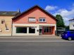 Local commercial Location 1 chambre à Beaufort - 2 500 € -- FR --
Schaus Immobilier vous propose à la location ce local commercial, idéalement implanté en plein c'ur de Beaufort, à proximité immédiate du camping et de la piscine.
Sur une surface d'environ 470m2, le local se compose :
Au rez-de-chaussée :
- Une grande surface de vente avec vitrines donnant sur la rue, équipée d'un réfrigérateur mural ;
- Un bureau avec cuisine équipée et aménagée donnant accès à la cour intérieure ;
- Un espace sanitaires avec WC et douche ;
A l'étage :
- Un grand espace d'environ 230m2 ;
- Une pièce pouvant servir de chambre à coucher ou de bureau.
A l'arrière du bâtiment se trouve un grand hall de stockage, dont la hauteur de la porte permet un accès avec un camion, dont une partie est disponible en supplément.
Des places de parking privés sont disponibles à l'arrière de l'immeuble et lelong de la rue.
Il est possible de d'inscrire sa résidence principale à l'adresse du bien, tous les critères ce concernant étant remplies (chambre à coucher, cuisine, espace sanitaire,').
En ce qui concerne les équipements, il est à préciser que toutes les fenêtres sont en double vitrage et que le chauffage se fait au mazout.
Nous sommes à votre entière disposition pour tout renseignement complémentaire et un rendez-vous de visite.
Ref agence :L0276