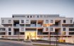 Duplex Vente 3 chambres à Luxembourg-Dommeldange - 2 800 000 € Sigelux Real Estate vous propose à la vente ce magnifique duplex construit en 2012.
Il est situé au 1er étage, d’une résidence de 10 Appartements dans « les Résidences du Château » au cœur de Dommeldange.
L’appartement dispose d’une surface habitable net de +/- 190m2 (surface totale : 225 m2)
De par son architecture moderne, ses lignes élégantes et épurées, il offre une hauteur de plafond de 6m, ainsi de grandes baies vitrées composent l’ensemble de l’appartement procurant une luminosité optimale toute au long de la journée.
Le bien se compose de la façon suivante :
Au 1er niveau un large hall d’entrée avec de nombreux rangements intègres, une toilette, suivi d’un vestiaire.
Le living avec sa salle à manger représentent un espace de 60m2, suivi d’une superbe terrasse exposée plein sud de 40m2.
La cuisine entièrement équipée (Bulthaup), est ouverte sur un 2e salon, permettant l’accès à la deuxième terrasse de l’appartement, et au jardin privatif situé à l’arrière du bâtiment.
L’étage est accessible via des escaliers très design en bois et verre suivi d’une passerelle, celle-ci vous offre ainsi une vue panoramique sur le salon, la terrasse et la verdure du paysage extérieur.
A cet étage se trouve la suite parentale et sa salle d’eau avec douche, toilette et double lavabos, accompagné d’un dressing très bien aménagé.
Deux autres chambres viennent compléter ce bien, elles disposent d’un balcon commun de 20m2 exposé Ouest, d’une salle d’eau avec douche, toilette et lavabo. Enfin un espace buanderie est également situé à cet étage.
Cet objet aux finitions architecturales très modernes possède aussi 2 emplacements de parking en sous-sol, une cave, une cave à vin avec air conditionné pour une conservation optimale de vos grands crus.
Ce duplex est équipé d’un système d’alarme et de caméra surveillance via la société Brinks.
La domotique fait partie intégrante de l’appartement pour le réglage des stores, de la lumière et du chauffage au gaz ; les sols sont en parquet
Le passeport énergétique et l’isolation thermique sont classés B.
Prix sur demande
DISPONIBILITE IMMEDIATE
Pour plus de renseignement ou un RDV contactez :
SIGELUX : 46 71 31 - 621 26 54 50 ou bob@sigelux.lu