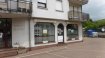 Local commercial Vente à Rollingen - 368 000 € Local de commerce pour bureaux et dépôt, d'une surface de 87 m2 avec un grand espace ouvert, cuisine, WC, cave et 4 emplacements extérieurs devant le local.
Idéalement situé à proximité de la gare de Mersch et de l'accès à l'autoroute A7.
Disponible: de suite
Ref agence :1167