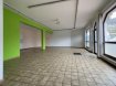 Local commercial Vente à Rollingen - 368 000 € Local de commerce pour bureaux et dépôt, d'une surface de 87 m2 avec un grand espace ouvert, cuisine, WC, cave et 4 emplacements extérieurs devant le local.
Idéalement situé à proximité de la gare de Mersch et de l'accès à l'autoroute A7.
Disponible: de suite
Ref agence :1167