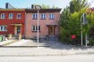 Maison jumelée Vente 3 chambres à Esch-sur-Alzette - 579 579 € immohub, votre partenaire dans l’immobilier à Esch / Lallange, vous propose cette maison libre de 3 côtés sur un terrain de 2,33 ares. Les 100 m2 de surface habitables se composent comme suit:
R-1:
-Cave technique 17,30 m2
-Couloir 7,00 m2
-Buanderie 9,90 m2 avec accès au jardin
-Réserve 11,30 m2
-WC séparé 1,00 m2
RDC:
-Hall d’entrée 10,61 m2
-Cuisine 9,27 m2
-Double séjour 28,82 m2
R+1:
-Chambre I 17,92 m2
-Chambre II 9,27 m2 avec accès au balcon
-Chambre III 11,98 m2
-Salle de bain 4,08 m2
R+2:
-Grenier aménageable 20 m2
Détails:
-Chauffage au gaz Viessmann 2013
-Quartier calme sans trafic de passage
-A rénover
-Dalles en béton
-Jardin arboré
