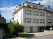 Appartement Location 2 chambres à Howald - 1 400 € L'agence immobilière Schaus vous propose à la location un charmant appartement, situé au dernier étage d'une résidence à 3 unités.
L'appartement a une surface utile de +/- 70m2 et se compose comme suit:
- hall d'entrée,
- WC séparé,
- cuisine très récente,
- grand living (env. 25m2).
- 2 chambres à coucher,
- salle de bain.
A ceci s'ajoute une cave privative, jardin commun et buanderie commune.
L'appartement se situe dans un quartier très calme de Howald à 5 minutes de la ville.
La situation géographique de l'immeuble permet un accès aisé et facile au Zoning de Howald avec ses petits et grands commerces, au Ban de Gasperich ainsui qu'aux grands axes routiers (BE, FR, DE).
Les honoraires de négociation sont à la charge du locataire et s'élèvent à un mois de loyer augmenté de la TVA en vigueur.
Disponibilité: 01/11/2020