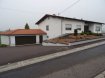 Maison Vente 6 chambres à Perl-Eft-Hellendorf - 525 000 € Grosses Haus mit Garten in ruhiger Lage
Das Haus liegt in einer sehr ruhigen Wohnlage auf einem Grundstück von 14,65 a. Im Erdgeschoss befindet sich eine grosszügige Eingangshalle mit Zugang zu allen anderen Bereichen. Hier gibt es ein Wohnzimmer, ein Esszimmer mit Zugang zur Küche und zum Balkon, 3 Schlafzimmer ,ein modernes neues Badezimmer mit ebener Dusche und Wc, sowie ein Gäste WC.
Im Untergeschoss gibt es weitere 3 Zimmer, ein Duschbad, eine Küche, den Zugang zur Terrasse bzw dem Garten , die Garage, und die Waschküche inkl Kellerraum. Im Bedarfsfalle könnte man hier sogar eine 2 Wohnung einrichten. Der Speicher ist über eine Ausziehleiter im EG erreichbar und wird momentan als Ablage/Depot benutzt. Der grosszügige und sehr gepflegte Garten bietet viel Sonne und einen 180° Blick ins Grüne.
Das Haus befindet sich in einem sehr guten Zustand und hat doppelt verglaste Fenster, sowie eine isolierte Fassade.
Eft-Hellendorf liegt am Fuße des Schneeberges, der höchsten Erhebung in der Gemeinde Perl. Perl ist einer der bevorzugten Wohnlagen direkt an der Luxemburger Grenze zu Schengen. Von hier ist man unmittelbar auf der Autobahn Saarbrücken-Luxemburg. Alle Verkehrsanbindungen stehen zur Verfügung. Im Ort gibt es vielfältige Einkaufsmöglichkeiten, das Schengen Lyzeum und ein reichhaltiges Sportangebot. Die Mosel mit ihren berühmten Weinbergen und das internationale Flair des Drei-Ländereck bilden einen einmaligen Lebensraum.