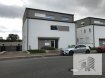 Appartement Location 1 chambre à Frisange - 1 100 € Appartement avec une surface habitable de 60 m2 situé au 1ier étage dans une résidence de 2013 à 5 unités uniquement, composé comme suit:
A l’étage : Hall d’entrée avec WC séparé, vaste et lumineux séjour avec une baie vitrée donnant accès à la terrasse de 10 m2, cuisine équipée ouverte, une salle de douche, lavabo et WC, une chambre à coucher.
Le bien est complété au sous-sol par une cave privative, un emplacement intérieur, une buanderie commune et à l’extérieur par un emplacement d eparking.
La résidence se trouve au centre de Frisange avec une bonne connexion au réseau des transports publics. Accès facile au distributeur d‘autoroute. Crèches, écoles et commerces à proximité.
Pour tous renseignements supplémentaires ou pour convenir un rendez-vous pour une visite, veuillez nous contacter par téléphone au (+352) 691 400 706 ou par mail : info@17b.lu