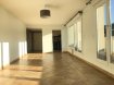 Appartement Vente 3 chambres à Thionville - 265 000 € THIONVILLE HYPERCENTRE - 4 pièces 104 m². Spacieux appartement au 3ème étage avec ascenseur dans un bel immeuble de 2004. Composé d'un grand salon avec accès terrasse, une cuisine équipée semi-ouverte, 3 chambres dont une avec placards intégrés, une jolie salle d'eau avec double vasque et un w.c séparé Prix frais d'agence inclus charge vendeur: 265 000€Lots N° 61, 44 et 8 Annexes: Une place de parking privative en sous-sol et une cave commune. Bien soumis au régime de la copropriété ne faisant l'objet d'aucune procédure.
