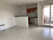 Appartement Vente 2 chambres à Lallaing - 86 000 € Appartement 2 chambres. Votre agence vitrin immo vous propose cette appartement 2 chambres , trés bien situé, secteur calme. Proche de toutes commodités et des axes autoroutiers. Celui ci comprend :une entrée, salon séjour , cuisine équipée, 2 chambres, wc,salle de bain ,balcon petit plus : place de stationnement privée Trés belle exposition. Avis de l'agence: construction récente, on pose ses meubles!!