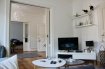 Appartement Vente 2 chambres à Schiltigheim - 273 000 € Situé au début de Schiltigheim proche de la Place d' Haguenau dans une rue calme à proximité des commerces, écoles et transports venez visiter ce charmant logement au 2e étage d'un bel immeuble ancien. Ce spacieux 4 pièces de 103m2 ce compose d'un couloir desservant un double séjour avec balcon, deux chambres, une cuisine équipée donnant sur une loggia, une salle de bain et wc indépendant. Le logement est doté de 2 grandes caves, un local vélo est également à disposition des copropriétaires. Chauffage collectif au gaz, au chaude individuel.Prix de vente 273 000 ' honoraires 5% inclus