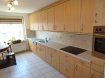 Appartement Vente 3 chambres à Remich - 515 000 € Ein Apartment in exponierter Lage, unweit der Sonnenpromenade Remichs, mit sagenhaftem 180 Grad Blick über Mosel und die umliegenden romantischen Weinberge. Man betritt das Apartment über einen grossen Flur von dem aus alle Räumlichkeiten abgehen. Das grosszügige und helle Wohnzimmer verfügt über einen sonnigen Südwestbalkon und diverse Fenster mit Blick auf die Promenade. Eine separate grosse Einbauküche gehört selbstverständlich zur Ausstattung. Am Ende des Flurs finden wir 3 Schlafzimmer , 1 Duschbad, 1 separate Toilette , sowie ein weiteres Badezimmer mit Badewanne und WC.
Zur Wohnung gehört ein grosser Hauswirtschaftsraum, der als Waschküche und Abstellraum dient.
Die Residenz befindet sich in einem gepflegten Zustand.
