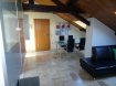 Appartement Location 1 chambre à Luxembourg-Kirchberg - 1 550 € Text français ci-dessous. English translation below.
Das Appartement befindet sich in sehr ruhiger und zentraler Lage in Kirchberg, unweit der Europäischen Institutionen. Es ist mit hochwertigen Möbeln ausgestattet und verfügt über eine Waschmaschine/Trockner Kombination. Mindest Mietzeit 12 Monate.
Das Appartement liegt in einer sehr ruhigen Sackgasse nur einige Schritte von dem Batiment Jean Monnet entfernt.
Es umfasst 1 Schlafzimmer, ein Büro ( 2.Schlazimmer möglich ) ein Badezimmer mit Dusche, eine offene, moderne Küche, sowie ein großzügiges Wohn/Esszimmer . Die Wohnung hat eine eigene Gasheizung für Warmwasser und Heizung. Im Eingangsflur gibt es ein Videophone. Vor der Residenz stehen Parkplätze nur für die Bewohner zur Verfügung. Hinter dem Gebäude liegt ein gemeinschaftlicher Garten mit Sitzgelegenheiten für alle Mieter.
Die meisten Institutionen des Kirchbergs sind in wenigen Minuten erreichbar, die Bushaltestelle