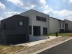 Maison individuelle Vente 4 chambres à Boust - 496 000 € MODELLE DIGITAL Dans nos créations en demi-niveaux, l’idée est de placer la partie nuit au-dessus de la partie sous-sol (garage, buanderie) en intercalant la partie jour par un palier à mi-hauteur de l'escalier. De ce fait la séparation est bien marquée par les escaliers. Ce système constructif ne comporte en général pas plus de 2 fois 7 marches. Nos constructions partent généralement d'une forme géométrique simple de type rectangulaire mais il est facilement possible de la personnaliser suivant vos aspirations. Cette maison à toit plat de 147m², élégante et familiale réunit au RDC une entrée spacieuse, un espace ouvert salon/séjour cuisine répondant aux besoins de la vie de tous les jours. Les grandes ouvertures vers l'arrière donnent un accès direct à votre terrasse. L'étage propose 4 chambres dont une suite parentale avec dressing et une salle de douche privative. Inspirée des plus belles références de l'architecture moderne, nos créations se différencient des autres, car elles reflètent la volonté de leurs propriétaires de définir LEUR propre cadre de vie.... MAISONS LOTIBAT la référence !!