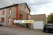 Maison jumelée Vente 2 chambres à Piennes - 71 000 € Mandat de Vente N° 2269
A découvrir sur le secteur de Piennes, maison de 84 m² sur 3,25 ares.
Elle se compose ainsi :
Entrée véranda, cuisine (11m²) , salon (17 m²) , salle à manger (14m²) , wc, 1 pièce douche , accès cave.
En demi palier : 1 salle de bain.
Au 1er : 2 chambres (17,66 m² et 14m²) dont 1 avec accès comble aménageable.
Garage 1VL, jardin.
Informations techniques :
- Chauffage central Fuel
- Double vitrage PVC volets roulants sauf 2
- Tout à l'égout
Ce bien a retenu votre attention ?
Pour une éventuelle visite ou information complémentaire, contactez nous.
La Centrale Immobilière de Piennes et Jarny au : 03.82.22.45.44.
Nous sommes à votre disposition du mardi au samedi.