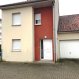 Maison Vente 4 chambres à Boulay-Moselle - 164 000 € Boulay, Maison de ville type F6. Au calme au bout d'une impasse, maison mitoyenne d'un côté de 2004, comprenant:
-RDC, 1 entrée, 1 cuisine, salon-séjour de 34 m², wc. lave-mains, garage, buanderie et grande terrasse.
-Au 1er, 3 chambres, salle de bains, wc, cellier.
-Au 2è, Cellier, un chambre avec salle d'eau et wc.
Copropriété de 10 lots (Pas de procédure en cours).
Charges annuelles : 500.00 euros.