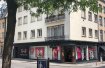 Appartement Location 2 chambres à Luxembourg-Centre ville - 2 500 € A LOUER : Luxembourg – Grand Rue
--------------------------------------------------------
Appartement de standing rénové au 1ier étage
- Hall
- Living (Parquet) (41 m2)
- Cuisine équipée
- 2 chambres à coucher (dont 1 avec dressing) (Parquet)
- Salle de bains (Douche/Baignoire/Lavabo)
- W.C. séparé
- Buanderie & Grenier
-----------------------------
Possibilité parking
-----------------------------
Les +
- rénové
- peinture neuve
- belles finitions (parquet, double vitrage, internet)
- proximité commerces
- zone piétonne a 10 mètres
- station Véloh à 50 m
---------------------------------
Pour plus de renseignement ou un RDV contactez:
SIGELUX: 46 71 31 ou info@sigelux.lu
---------------------------------