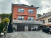 Maison individuelle Vente 4 chambres à Ettelbruck - 1 288 000 € HOME PROJECT SA vous propose en vente une belle maison individuelle, située à proximité de l'autoroute ainsi que du centre ville avec toutes ses commodités. La maison s'apprête idéalement pour combiner une profession libérale ou indépendante avec habitation.
Construite en 1965, la maison a été partiellement rénovée et offre une surface habitable de /- 181 m2 et une surface totale de /- 248 m2:
- au rez-de chaussée un bureau de /- 13 m2, un garage pour une voiture, la chaufferie,une grande cave et 3 emplacements extérieurs
- au rez-de-jardin le hall d'entrée (carrelage au Solnhofer), un grand living/salle à manger, une cuisine équipée (refaite en 2014) avec accès au balcon et au jardin, et un WC séparé
- à l'étage 4 chambres à coucher et une salle de bain
- sous toiture, un grand grenier aménageable, avec dalle en béton, accessible par une trappe
Les fenêtres (en aluminium) ont été refaites en 2002, salle de bain et WC séparé ont été rénovés et la maison dispose d'un système d'alarme.
Disponibilité à convenir.