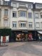 Appartement Location 1 chambre à Ettelbruck - 700 € Joli appartement au 1ier étage d'une petite résidence au plein centre ville dans la zone piétone et offrant hall d'entrée, living, cuisine équipée, 1 chambre à coucher, salle de bains, WC séparé et une cave. L'appartement est disponible de suite.
Ref agence :1036