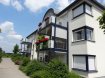 Appartement Vente 3 chambres à Perl-Perl - 360 000 € Sonnige Wohnung in der Residenz Moselpark in Perl, nahe der Luxembourger Grenze.
Über den grosszügigen Eingangsbereich betritt man die 120m2 Wohnung. Von hier aus gelangt man zu den 2 Schlafzimmer, dem Bad mit Dusche und Wanne, zum Gäste WC und dem hellen geräumigen Wohnzimmer, dem sich ein weiteres Zimmer anschliesst. Der sonnige Balkon kann vom Wohnzimmer, sowie dem sich anschliessenden Zimmer betreten werden. Eine vollwertig eingerichtete und hochwertige Küche gehört selbstverständlich dazu und verfügt über einen separaten Abstellraum mit Waschmaschinen-Anschluss. Ein weiterer Abstellraum und ein Keller stehen zur Verfügung. Zur Wohnung gehört ausserdem ein Tiefgaragenplatz.
Die Wohnung ist barrierefrei und kann an die medizinische Versorgung der angrenzenden Seniorenresidenz angeschlossen werden.