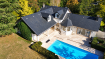 THIONVILLE  GUENTRANGE  MAISON 280 M²  PISCINE  TERRAIN 26 ARES

Située dans le secteur résidentiel recherché de Guentrange, cette maison individuelle de construction traditionnelle édifiée en 1993 offre environ 280 m² habitables, sur un magnifique terrain de 26 ares avec piscine chauffée 11 × 5 m. Au rez-de-chaussée, elle comprend une entrée, un vaste salon-séjour avec cheminée et accès direct à la terrasse et à la piscine, une cuisine moderne séparée et équipée avec accès extérieur, une buanderie, une chambre avec salle de bains ainsi qu'une suite parentale avec salle de bains attenante et un WC indépendant. À l'étage : deux belles chambres, une salle d'eau avec douche à l'italienne et WC, ainsi qu'un salon actuellement aménagé en espace home cinéma. Le sous-sol accueille deux caves, le local technique de la piscine et la chaufferie. À l'extérieur, le terrain de 26 ares, la terrasse et la piscine chauffée constituent un véritable espace de détente, tout en offrant de beaux volumes autour de la maison. Un garage pour deux véhicules complète cette propriété. Prestations : double vitrage, chauffage individuel au gaz, chauffage au sol au rez-de-chaussée et radiateurs à l'étage. Une maison familiale aux volumes généreux, bénéficiant d'un environnement résidentiel et d'un terrain particulièrement appréciable, à Thionville-Guentrange.
