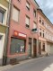 Maison Vente 4 chambres à Grevenmacher - 850 000 € Elite Immo vous propose à la vente cette charmante maison de rapport, située au centre de Grevenmacher à quelques pas de la Moselle.
Maison mitoyenne unifamiliale de 190 m2 habitable avec un local commercial au rez-de-chaussée de 41,71 m2 plus une dépendance de 56,49 m2 aménageable.
rez-de-chaussée :
- Local commercial avec entrée séparée avec salle de douche avec WC et une kitchenette,
- Entrée principale de la maison, couloir d’entrée, accès à la cour et à la dépendance,
- Buanderie
Niveau 1 :
- Salon et salle à manger
- Cuisine fermée
- Salle de douche avec WC,
- 1 chambre
Niveau 2 :
- 3 chambres,
- 1 salle de bain avec WC,
- 1 kitchenette
Niveau 3 :
- Grenier aménagé de 57,72 m2 avec une salle de douche et une kitchenette
Partiellement rénové en 2018
Travaux/rénovations à prévoir. Possibilité d’avoir un cadastre vertical.
ATOUTS
- Situation recherchée de la région de la Moselle
- Accès d’autoroute facile Centre Ville: proximité des écoles, magasins, restaurants, arrêts bus, Moselle…
- Maison avec beaucoup de charme
- Maison idéale pour une grande famille
- Maison à base solide
- Situation privilégiée en plein centre de Grevenmacher, à quelques pas de la Moselle
- Région de la Moselle bien recherchée
A saisir rapidement surtout pour les investisseurs…
Pour tous renseignements complémentaires ou prendre un rendez-vous veuillez contacter :
Elite Immo
Tel : +352 26311943