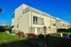 Duplex Vente 2 chambres à Dippach - 939 000 € immohub, votre partenaire dans l'immobilier à Dippach, vous propose ce magnifique Duplex dans une petite résidence à seulement deux unités.
A quelques minutes de Luxembourg-Ville, de Mamer et Bertrange, cet appartement deux chambres à coucher, plusieurs balcons et jardin à l'arrière de la résidence plus un emplacement intérieur peut faire le bonheur d'une petite famille.
Le Duplex faisant +/-115 m2 de surface habitable, se compose comme suit:
1er étage:
-Hall d’entrée 10,416?
-WC séparé 1,544
-Double séjour 27,55 m2
-Balcon 5.6 m2
-Cuisine équipée indépendante 12,32 m2
-Salle de douche 6,434 m2?
-Chambre I 12,83 m2
2ième étage:
-Suite parentale avec dressing 23,58 m2
-Salle de bain 6,8 m2
-Grand balcon avec pergola 24,13 m2 (arrière / vue imprenable)
-Deuxième balcon (avant) 25 m2
Le bien se complète par une cave privative (avec raccordements pour machine à laver) 7,10 m2 et d’un garage au sous-sol.
Détails:
Chauffage au gaz
Chauffage au sol
Chaudière Buderus 2020
Chassis en PVC / Volets électriques / Triple vitrage
Charges +/- 200 €/mois