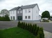Maison individuelle Vente 6 chambres à Gralingen - 929 000 € Spacieuse maison individuelle sur terrain de 7,27 ares à vendre dans le village de Gralingen.
Rdch:
- beau hall d'entrée
- séjour / salle à manger avec sortie sur terrasse
- cuisine équipée avec sortie sur terrasse
- bureau
- wc avec douche
- buanderie
- chaufferie
- garage pour 2 voitures.
1er étage:
- 1 chambre parentale avec dressing et salle de douche
- 2 chambres à coucher
- salle de bain avec douche
- débarras.
Combles :
- 3 chambres à coucher.