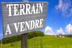 Terrain à bâtir de 12,34 ares avec autorisation de bâtir approuvée | Bascharage

Rare opportunité d'acquérir un terrain à bâtir de 12,34 ares idéalement situé à Bascharage, dans la commune de Käerjeng, avec autorisation de bâtir délivrée pour une maison unifamiliale moderne de standing.

Ce terrain, cadastré sous la référence 1774/8514, bénéficie d'un projet architectural déjà approuvé, permettant au futur acquéreur de gagner un temps précieux et de démarrer rapidement la construction de son habitation.

Projet autorisé

L'autorisation porte sur la réalisation d'une maison unifamiliale contemporaine développant environ 212 m² de surface brute, répartie sur plusieurs niveaux :

Rez-de-chaussée spacieux de ± 135 m²
Étage avec espace nuit confortable
Combles aménagés de ± 47 m²
Grande pièce de vie ouverte et lumineuse
Plusieurs chambres
Espaces de rangement et locaux techniques
Terrasse et jardin privatifs
Piscine intégrée au projet autorisé
Emplacements de stationnement privatifs

L'implantation de la maison a été pensée pour offrir de beaux volumes, une excellente luminosité naturelle et une optimisation des espaces extérieurs.

Points forts

- Terrain de 12,34 ares
- Permis de construire déjà obtenu
- Projet de villa contemporaine de standing
- Piscine autorisée dans le projet
- Quartier résidentiel recherché
- Proximité des commerces, écoles, transports et axes autoroutiers
- Gain de temps important sur les démarches administratives

Localisation

Le terrain est situé sur le Boulevard J.-F. Kennedy à Bascharage, à proximité immédiate du centre-ville, des infrastructures scolaires, des commerces et des principales voies de communication vers Luxembourg-Ville, Belval et la frontière belge.