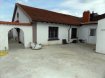 Maison mitoyenne Vente 5 chambres à Fameck - 264 000 € ( CONTACT 9h à 21h - 7 j / 7j - Jérémy FALCOMATA - 06 98 89 17 53 )
RARE !!! BEAUX PRODUITS !! AVEC POTENITEL !! A SAISIR RAPIDEMENT !!
TYPE : MAISON DE RAPPORT ! RENOVEE IL Y A 2 ANS !!
TOTAL : 170 m² habitable + 38 m² d'annexes + 100 m² de terrasses hautes qui fait le tour.
Garage : 22 m²
Pas de jardin
*** 1 APPART F3 + 3 CHAMBRES louées en meublé avec cuisine commune voir plans !
1 CHAMBRE LOUEE 450 €/MOIS !! soit 1350 € / mois pr les chambres.
POSSIBILITE 4 IEME CHAMBRE OU PLUS...
AVEC REGLEMENT INTERIEUR STRICT TOUJOUR CALME !!
Propriétaire vie dans le duplex qui sera libre !
Possibilité location F3 : 750 € minimum
TOUJOURS LOUES RAPIDEMENT !!
PARKINGS JUSTE A COTE
*** COMPOSEE EN 2 PARTIES ! ***
- Une entrée commune en bas avec une cour de 20 m² et un wc.
- AU PREMIER ETAGE ET DERNIER : sur même palier :
*** 1 appartement moderne F3 en duplex de 80 m² env avec grande terrasse, grand sal / séj - cuisine ouverte - SDB av wc - baignoire d'angle - meuble lavabos - une grande chambre et une grande pièce passante bureau ou chambre d'amis
*** une entrée accédant aux 3 chambres meublés avec frigo : de 13,5 m² env.
Dont une chambre isolée avec 1 wc séparé
- grande cuisine commune av 3 doubles plaques de cuissons éléctrique et accès terrasse
- 2 belles douches
- 2 lavabos
- wc séparé
*** ANNEXES : grand garage 22 m² + chaufferie + pièce rangement : total : 38 m²
CHAUDIERE RECENTE ! 6 mois : De Dietrich
avec ballon d'eau de 100 L intégré mais un autre ballon d'eau 300L éléctrique vas être installé
Chauffage au fiuel avec cuve de 3500 L
Chauffage tout le reste est collectif.
BONNE RENTABILITE POSSIBLE 9% environ...
PLUS DE PHOTOS ET INFOS SUR DEMANDE
Jérémy FALCOMATA
Agent immobilier indépendant
IMMO GEST à Hagondange
06 98 89 17 53