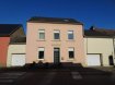 Maison Vente 5 chambres à Elvange (Schengen) - 1 170 000 € Texte français ci-dessous.
Grosszügiges Dorfhaus in top Zustand mit 8 ar grossem, angelegtem Garten.
Das Haus liegt im Dorfkern von Elvange. Der Eingangsflur zeigt sich in originalen, restaurierten Kacheln von Villeroy & Boch. Von hier gelangt man in das grosszügige Wohn/Esszimmer mit Kamin und Ausgang zur Terrasse und dem grossen Garten. Am Ende des Flures findet sich eine separate Gäste Toilette. Auf der anderen Seite des Ganges gibt es eine sehr grosse Wohnküche mit einem weiteren Wohnraum/Büro. Die Räume sind 3 Meter hoch. Über die originale Holztreppe erreicht man den ersten Stock mit 3 Schlafzimmern und einem sehr grossen Bad mit Badewanne und Dusche. Im 2.Stock liegen nochmals 2 Schlafzimmer und ein helles Bad mit Dusche. Das Dach ist komplett isoliert und befindet sich in einem top Zustand.
Rechts neben dem Haupthaus ist ein grosser Anbau ( 15m x 5m ). Hier finden sich eine grosse Doppelgarage, der Heizungsraum, mehrere Abstellkammern und die grosse Waschküche/Hobbyraum ( 25m2 ) mit Zugang zum Garten. Dieser Anbau verfügt über eine Betondecke, sodass ca 40m2 als hoher Speicher zur Verfügung stehen. Hier könnten noch weitere Räumlichkeiten in Verbindung mit dem Haupthaus entstehen. Auf der linken Seite des Haupthauses gibt es ebenfalls einen Anbau, der als weitere Garage und im ersten Stock für weitere Ausbaumöglichkeiten genutzt werden könnte.
Hinter dem Haus liegt ein sehr grosser, angelegter Garten mit grosser Terrasse.
Das Gebäude hat doppelverglaste Fenster, eine sehr gut funktionierende Mazoutheizung ( 3.000 Liter/Jahr ) und viele weitere Ausbaumöglichkeiten.
Elvange liegt sehr günstig zwischen Mondorf-les-Bains, Remich und Schengen. Hier finden sich alle Einkaufsmöglichkeiten, Schulen, Sportangebote und kulturelle Ereignisse. Die Natur ist unmittelbar vor der Tür, sowie die romantische Mosel mit ihren berühmten Weinbergen. Bushaltestelle direkt vor der Tür und der Autobahnanschluss Luxemburg-Saarbrücken in 3km.
Maison de village spacieuse en excellent état avec un jardin aménagé de 8 ares.
La maison se situe au centre d’Elvange. Le couloir d’entrée se présente en céramiques originales restaurées de Villeroy & Boch. A partir d’ici en atteint le salon/salle à manger spacieux avec cheminée et sortie sur la terrasse et le grand jardin. Au fond du couloir on a un WC séparé. De l’autre côté de ce couloir, on trouve une grande cuisine de séjour et une pièce/bureau supplémentaire. La hauteur des plafonds est de 3m. Le 1er étage avec ses 3 chambres à coucher et sa grande salle de bains avec douche et baignoire est atteint par l’escalier en bois originale. Au 2e étage se situent 2 chambres à coucher supplémentaires, ainsi qu’une salle de douche lumineuse.
La toiture en excellent état est complètement isolée.
Une grande annexe de 15 x 5 m se situe à droite de la maison principale. On trouve ici un grand double garage, la chaufferie, plusieurs débarras et une grande buanderie/pièce à hobby (25m2) avec accès au jardin. Cette annexe dispose d’une dalle en béton, de façon que +/- 40m2 de combles sont également à disposition. On pourrait y aménager des pièces supplémentaires reliées à la maison principale. Sur la partie gauche se situe une autre dépendance qui pourrait servir comme 2e garage au rez-de-chaussée et au premier étage pour d’autres aménagements.
Derrière la maison on a un très grand jardin aménagé avec terrasse.
La bâtisse dispose de fenêtres à double vitrage et d’un chauffage au fuel efficient (3000l/an) et elle offre encore beaucoup de possibilités d’expansion.
Elvange se situe avantageusement entre Mondorf-les-Bains, Remich et Schengen, où on trouve tous les commerces, écoles et offres sportives et culturelles. La nature et la Moselle romantique avec ses vignobles réputés sont à proximité immédiate. L’arrêt de bus est devant la Maison, l’accès à l’autoroute Luxembourg Sarrebruck est à 3km.