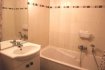 Appartement Location 1 chambre à Sarreguemines - 493 € c.c. F2 NEUNKIRCH. F2 dans résidence récente avec ascenseur, comprenant : entrée, chambre accès terrasse, salle de bains avec wc, cuisine équipée ouverte sur séjour accès terrasse. Stationnement en garage collectifChauffage collectif gazLoyer : 403€+90€(eau, électricité et entretien communs, entretien ascenseur, ordures ménagères, chauffage)Mandat N° 105. Provision sur charges 90 €/mois, régularisation annuelle. Dépôt de garantie 403 €. Honoraires de 403 € TTC à la charge du locataire comprenant 111 € pour l'état des lieux. Nos honoraires : http://www.le-pied-a-terre.fr/honoraires
