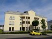 Appartement Vente 1 chambre à Strassen - 640 000 € Très bel appartement lumineux à vendre à Strassen, situation très intéressante proche des axes permettant l'accès à la ville, que ce soit en véhicule personnel ou via les transports en commun, situé dans une rue calme.
Dans la résidence Sirius, au rez-de-chaussée, cet appartement 1 chambre se compose:
- d'un hall d'entrée,
- wc séparé,
- beau séjour/salle à manger avec coin cuisine équipée + sortie sur terrasse de 12,50m2,
- 1 chambre à coucher avec salle de douche, wc, lavabo et connexion lave-linge.
1 cave et 1 emplacement de parking intérieur.
La résidence est de 2005, parfaitement entretenue et en très bon état.