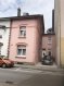 Maison Vente 5 chambres à Ettelbruck - 578 000 € MAISON rénovée:
Rdch: Hall d'entrée, Cuisine équipée, Salon/Salle à manger;
1er étage: 3 chambres à coucher;
2ème étage: 2 chambres à coucher, Salle de douche;
Sous-Sol: Caves, W.C. séparé avec coin douche, Chaufferie (Mazout).
Devant: Terrasse /Parking
Idéal pour profession libérale. 2 entrées séparées.