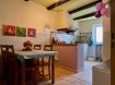 Maison Vente 3 chambres à Rombas - 139 900 € Maison F5, 112 m² à ROMBAS. Découvrez cette maison de village mitoyenne, située dans un environnement paisible. Elle se compose d'une cuisine, un séjour, un salon, trois chambres, une salle de bains et une salle d'eau, une buanderie.
À l'extérieur, vous bénéficierez d'une cour accessible par le salon, ainsi que de deux grands garages. Un jardin de 6 ares, situé à deux pas de la maison, complète cet ensemble.
Bien que des travaux de rafraîchissement et de modernisation des revêtements soient à prévoir, cette maison offre un potentiel certain pour être aménagée à votre goût.