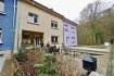 Maison mitoyenne Vente 5 chambres à Schifflange - 990 000 € MAISON COUP DE COEUR
immohub, votre partenaire dans l’immobilier à Schifflange vous propose cette maison unifamiliale chaleureuse se prêtant parfaitement pour une grande famille.
Situé directement au bord de la forêt (zone protégée), cette maison vous accueille dans un environnement calme et paisible.
Composition:
Architecture classique sur 3 niveaux + caves / Maison mitoyenne / Maison saine?
R-1:
WC séparé 1,35 m2
Garage pour une voiture 21,15 m2
Réserve (raccordement gaz + compteurs) 11,50 m2
Buanderie 9 m2
Arrière garage / Accès jardin 7,25 m2
Terrasse 25,30 m2
Jardin 260 m2 (Exposition N/E)
RDC:
Hall d’entrée 11,75 m2
Cuisine 11 m2
Double séjour 34 m2
R+1:
Hall de nuit 6,40 m2
Salle de bain 5,30 m2
Chambre I 14,20 m2
Chambre II 19,10 m2
Chambre III 11 m2
R+2:
Chambre IV 16,50 m2
Chambre parentale ouverte sur bureau 12,30 m2
Bureau avec cheminée 17 m2
Salle de douche 6,50 m2
Extérieur:
Terrasse
Grand jardin
Emplacement extérieur
Détails:
Année de construction :1962
CPE: F/F
Largeur maison 7,80 m / Profondeur 8,40 m
Double vitrage / Châssis PVC / Volets manuels
Chauffage au gaz / Radiateurs
Surface habitable 170 m2
Surface brut 210 m2
Terrain : 4,07 ares
Disponible : Mi-septembre 2020