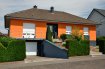 Maison individuelle Vente 4 chambres à Frisange - 950 000 € Tempocasa Mondorf vous propose en exclusivité une très belle maison individuelle PLEIN PIED d'environ 170m² sur un terrain de 9,50 ares à Frisange situé dans un quartier très calme et prisé, proche de toutes commodités ( commerces, arrêt de bus, école, crèche).
Composée comme suit:
- Hall d'entrée
- Grand salon-séjour possibilité cheminée le conduit est présent
- cuisine équipée fermée avec accès à la terrasse et au jardin
- 3 chambres dont une très grande
- WC séparé
- Salle de bain avec douche et baignoire, évier double vasque
- Terrasse
- Jardin
Sous sol aménagé et habitable composé comme suit:
- Une chambre
- une salle de douche avec WC
- Buanderie avec accès jardin
- Grand garage 3 voitures
- Grande cave à vin réserve
Équipements:
Double vitrage
Façade neuve
Grand jardin arborés d'arbres fruitiers
Parking extérieur 2 voitures
Balcon Terrasse à l'avant, Terrasse à l'arrière et une dans le jardin
POINTS FORTS
L’ENVIRONNEMENT EST IDÉAL POUR UNE FAMILLE
PROCHE LUXEMBOURG VILLE A 10KM
A VOIR ABSOLUMENT!!!!!!!