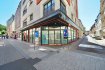 Local commercial Location à Esch-sur-Alzette - 2 500 € immohub, votre partenaire dans l’immobilier à Esch-sur-Alzette vous propose à la location un RDC commercial avec beaucoup de passage et de grandes vitrines faisant 80 m2.
Coin Rue Bolivar/Av. de la Gare
Le local se compose comme suit:
Magasin 67 m2
Arrière pièce 20 m2
WC séparé 3 m2
Détails:
- hauteur sous plafond 3,25 m
- châssis en ALU / double vitrage
- porte d’entrée coulissante TORMAX
- grille de sécurité HÖRMANN
- AC intégrée dans le faux plafond
- Sol stratifiée sur carrelage
Vitrines:
5,15m + 7,43 m + 4,42 m
Hauteur : 3,26 m
Charges individuelles après consommation (compteurs individuelles)