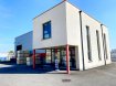 Local commercial Vente à Norroy-le-Veneur - 980 000 € Zone Euromoselle, Sud local d'activité récent. Très bonne visibilité Idéalement placé sur l'axe Metz-Thionville, à 2mn. des autoroutes A4/A31, zone d'activité dynamique, proche zone commerciale.
Un dépôt de 350m², 30 m² de dépendances supplémentaire, accès camion. Un ensemble de bureaux climatisés, de 220 m² avec coin cuisine.
Un espace de stockage extérieur d'environ 800 m²