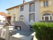Maison Vente 3 chambres à Fameck - 179 900 € Maison Fameck 6 pièce(s) 100 m2 sur 2a57ca. Maison jumelée d'environ 100m² entièrement rénovée offrant:Au RDC : Hall d'entrée, cuisine équipée ouvrant sur salle à manger de 23m² attenant à un salon de 15m² , wc séparée, 1 salle de bains avec baignoire de 5m².Au 1er: 2 chambres (9 et 16m²) , 1 salle d'eau avec wc , 1 bureau/ dressing (12m²)Au 2nd:une grand pièce en combles de 12m² carrez -+-30m² au sol bénéficiant d'une climatisation réversible.Au sous-sol: 1 pièce technique, 2 pièces aménagées 20m²( non comptabilisées dans la surface habitable) permettant l'accès à la terrasse et au parking privatif permettant le stationnement de plusieurs véhicule.DV PVC avec volet roulant, isolation par l'extérieur, toiture neuve , chaudière gaz basse température, panneaux solaire (apport +-1000€/an de rendement), ballon d'eau thermodynamique, système éléctrique aux normes.faible consommation de chauffage 60€/mois.TF-+700€quelques petits travaux de finition sont à prévoir.Mr Antonoff:06-52-83-85-07