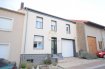 Maison Vente 3 chambres à Junglinster - 840 000 € Real G Immo vous propose une très belle maison située dans une rue calme de Junglinster avec une surface habitable de /- 210m² disposant d'un grand garage pour deux voitures, ainsi qu'une grande terrasse de /- 15m² avec accès au jardin.
Ce bien se compose comme suit :
Au RDCH :
- Hall d'entrée,
- Cuisine équipée,
- Living / salle à manger.
1er Étage :
- 3 chambres à coucher,
- Une salle de bain avec douche italienne,
Grenier :
-Bureau
Pour plus de renseignements ou une visite (visites également possibles le samedi sur rdv), veuillez contacter le 28.66.39.1.
Les prix s'entendent frais d'agence de 3 % TVA 17 % inclus.
Les visites ont repris, et nous sommes heureux de pouvoir à nouveau vous revoir ! Notre équipe sera équipée de gants et de masques afin de vous recevoir ou vous faire visiter nos biens en toute sécurité
Ref agence :73234